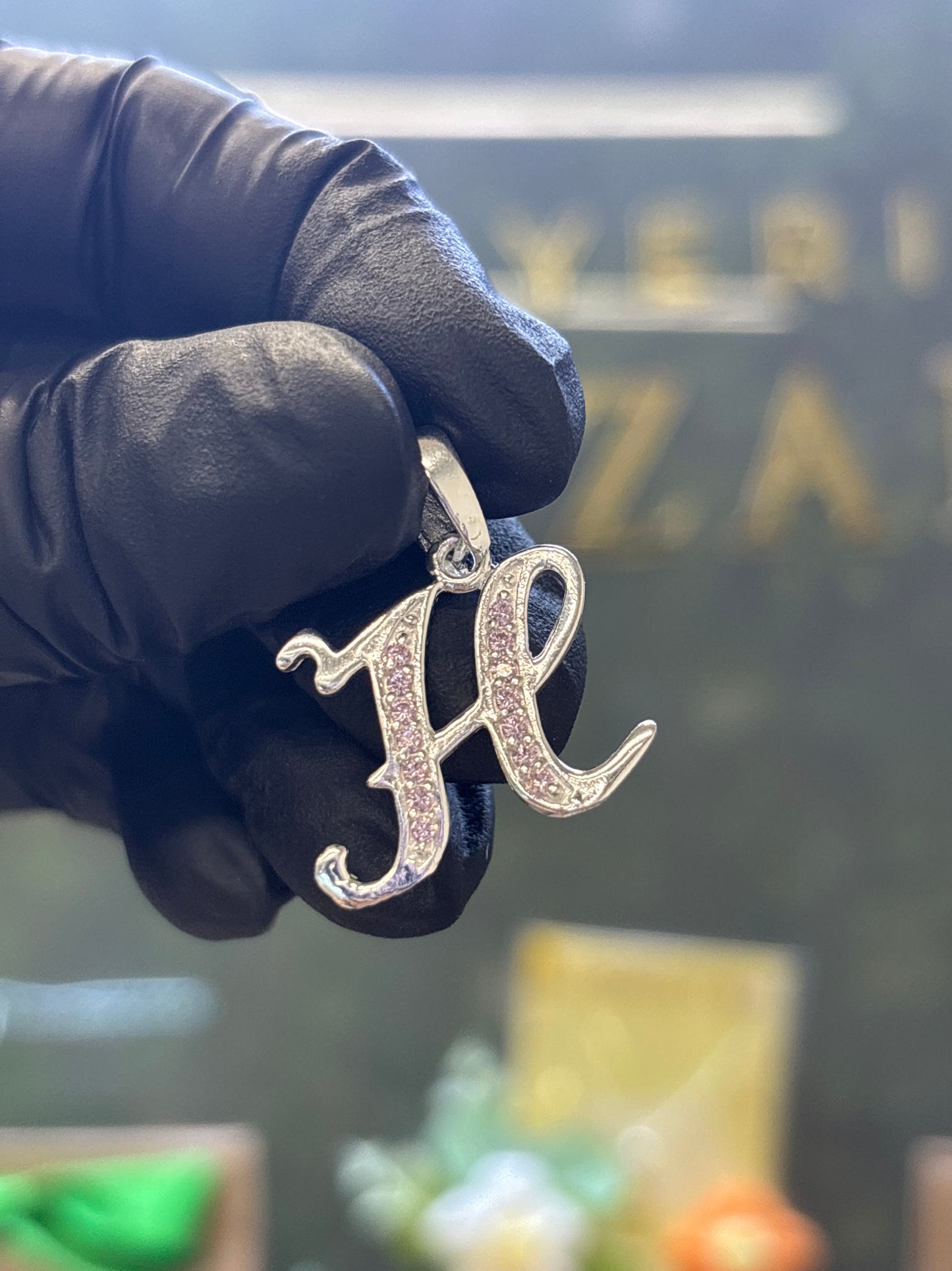 Inicial H cursiva plata