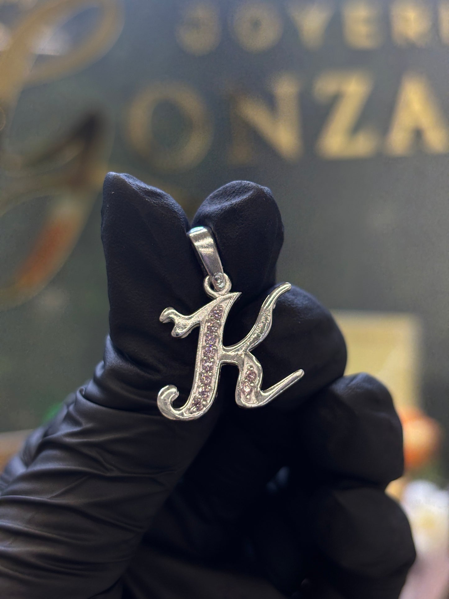 Inicial K cursiva plata