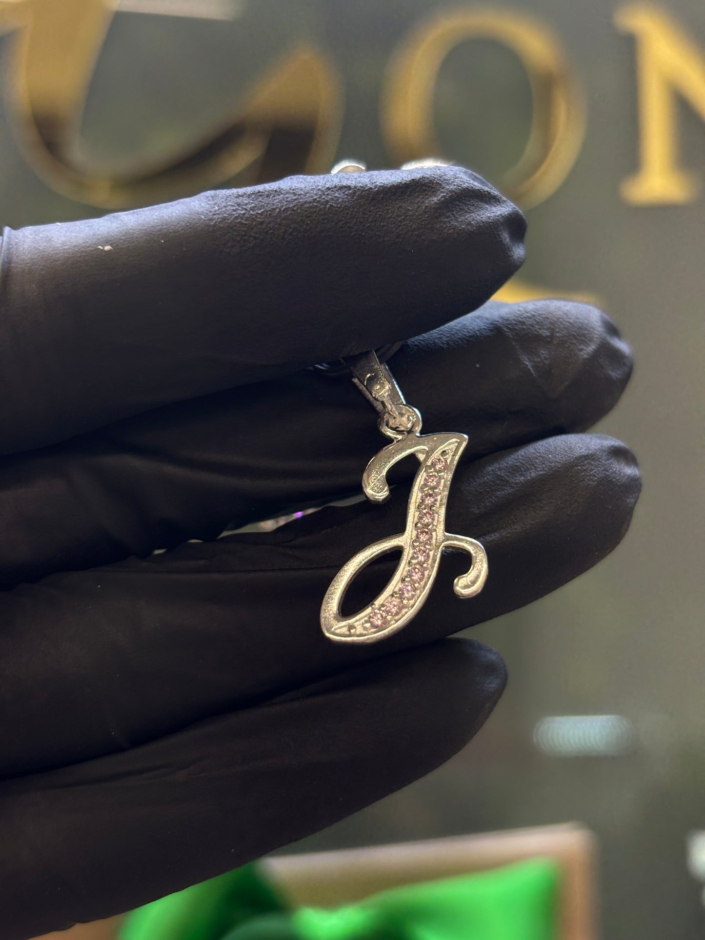 Inicial J cursiva plata
