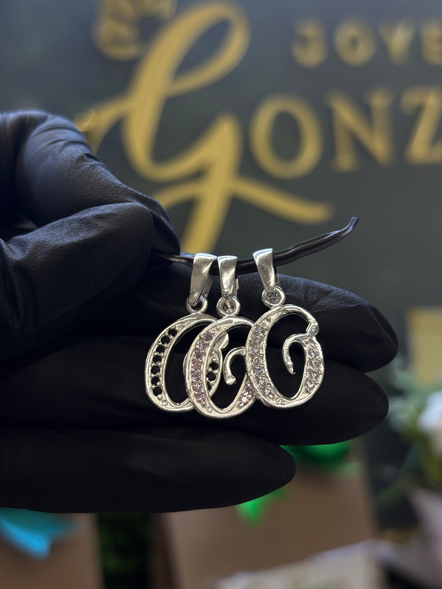Inicial O cursiva plata