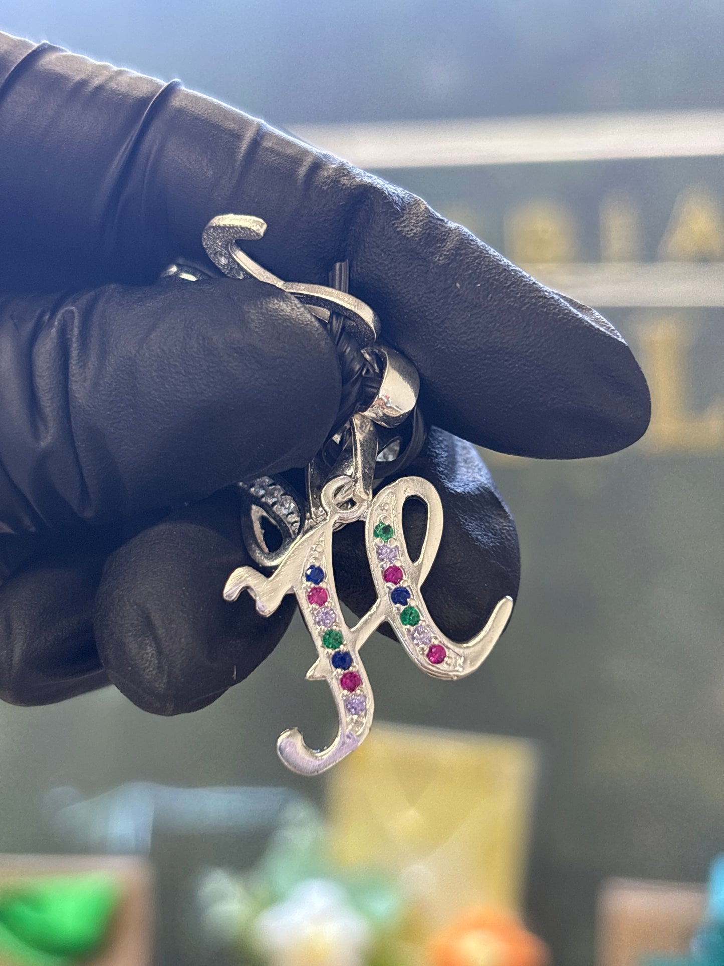 Inicial H cursiva plata