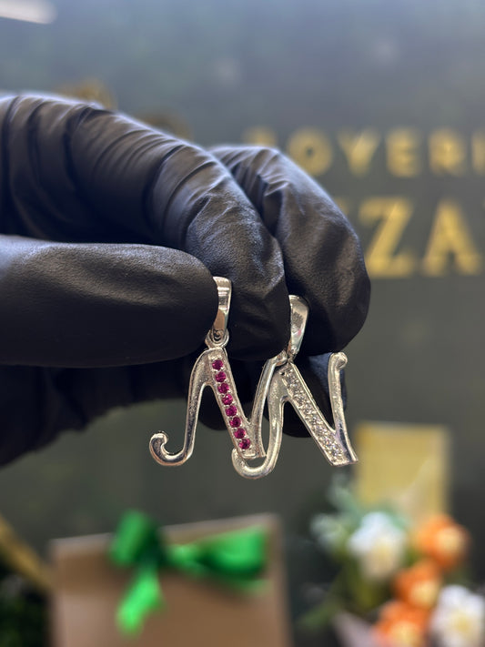 Inicial N cursiva plata