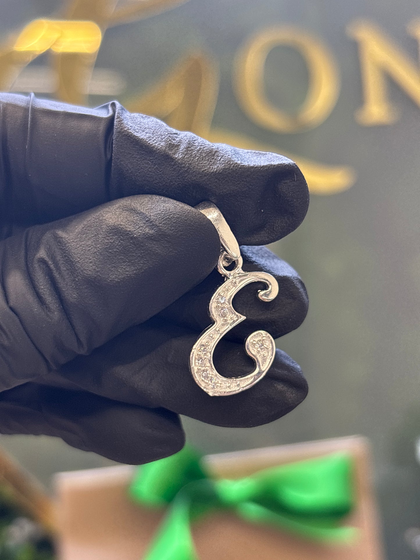 Inicial E cursiva plata