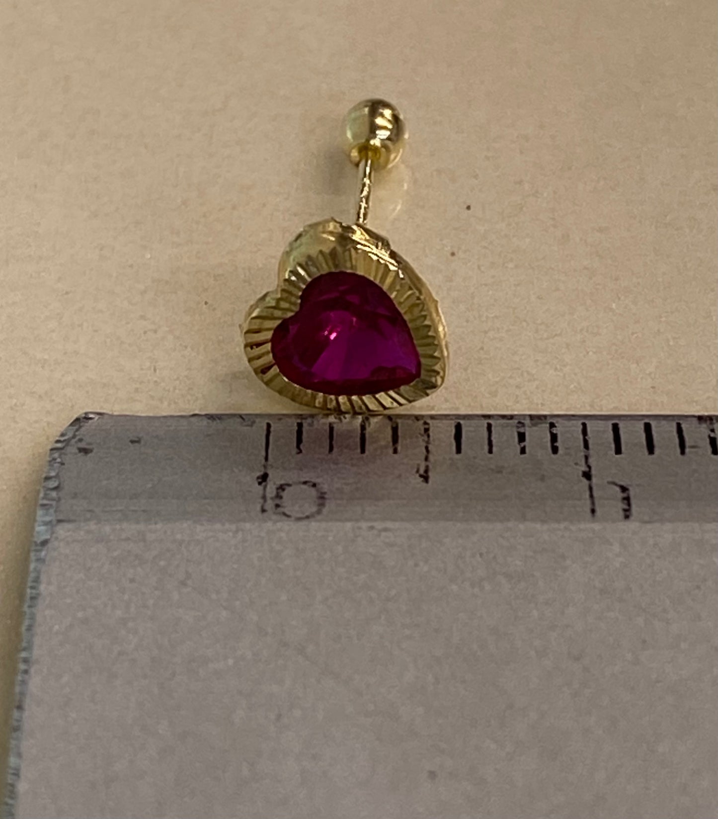 Broquel de oro 10k corazón rojo