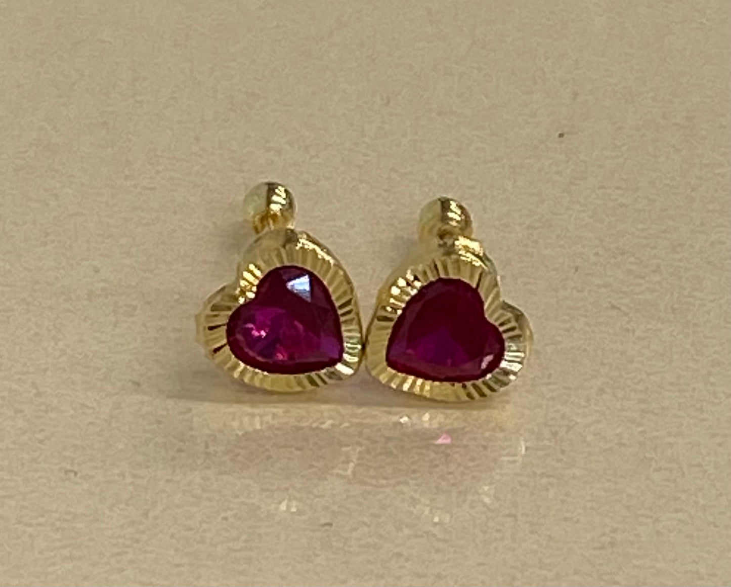 Broquel de oro 10k corazón rojo