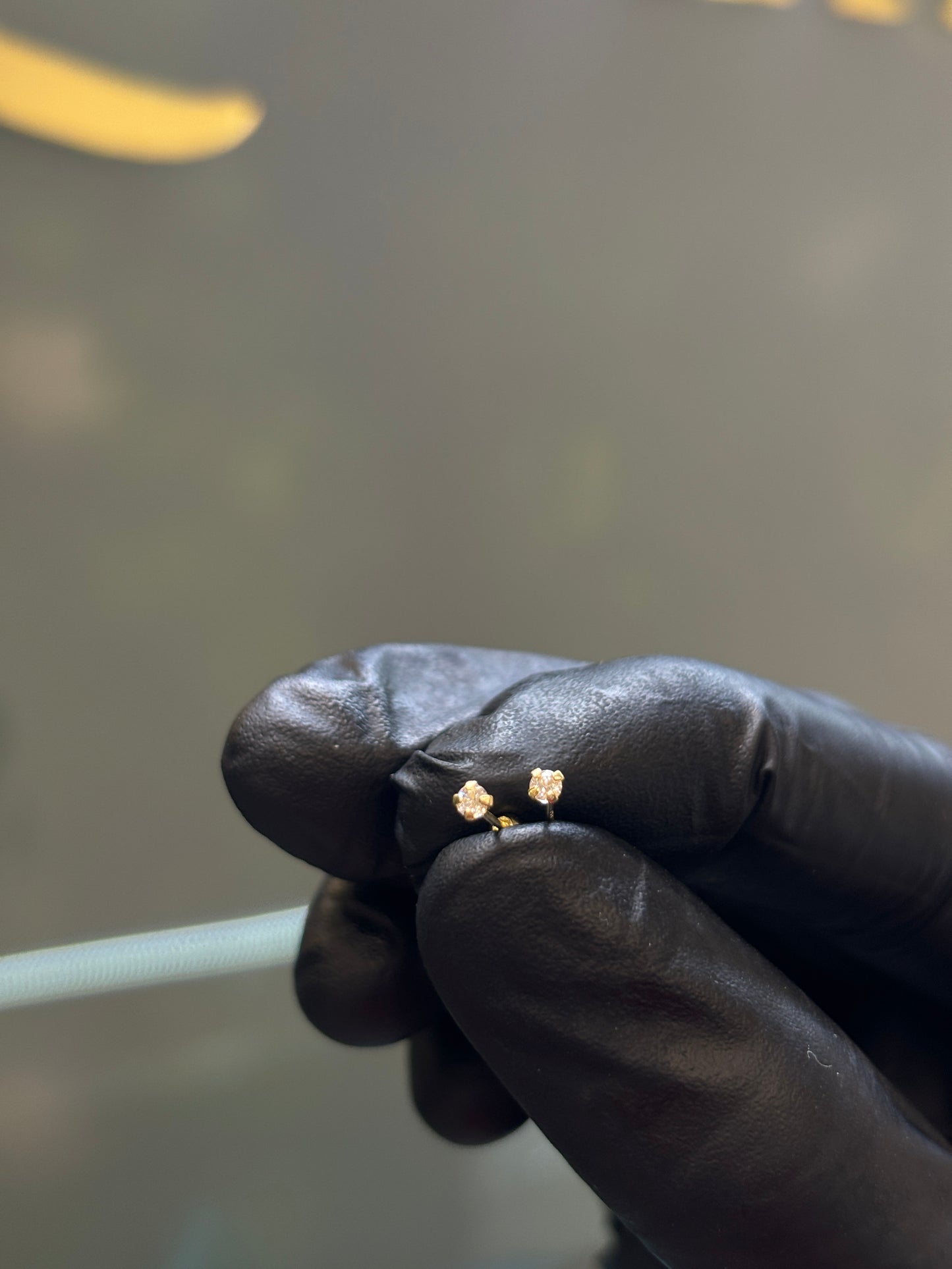 Broquel de oro 10k montadura