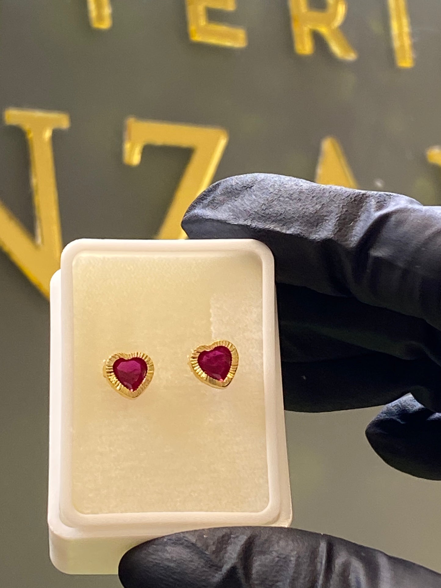Broquel de oro 10k corazón rojo