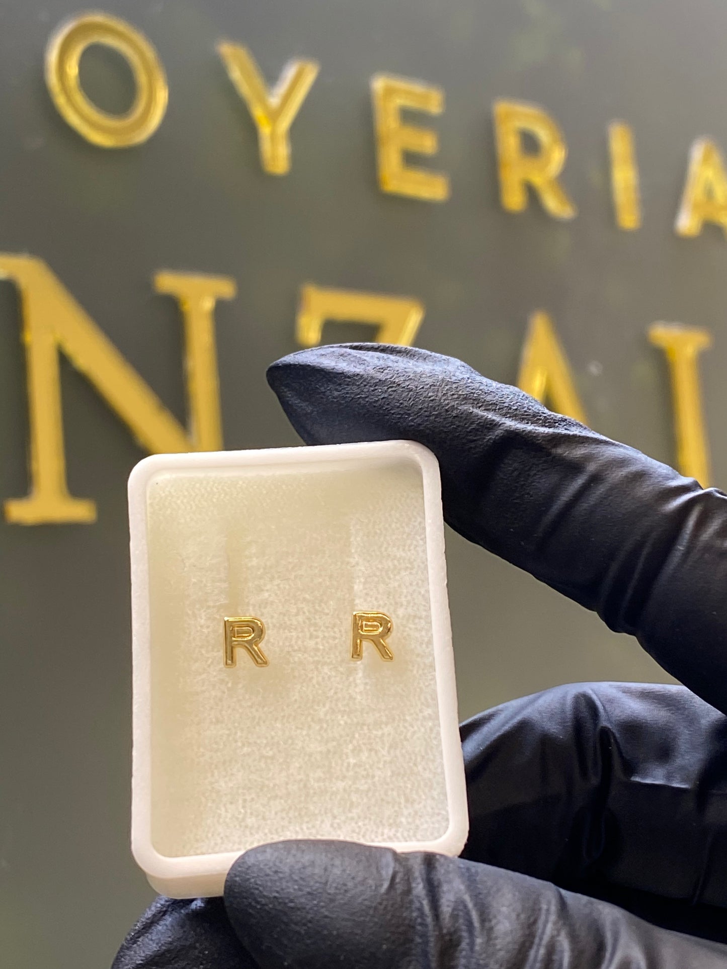 Broquel de oro 10k “R”