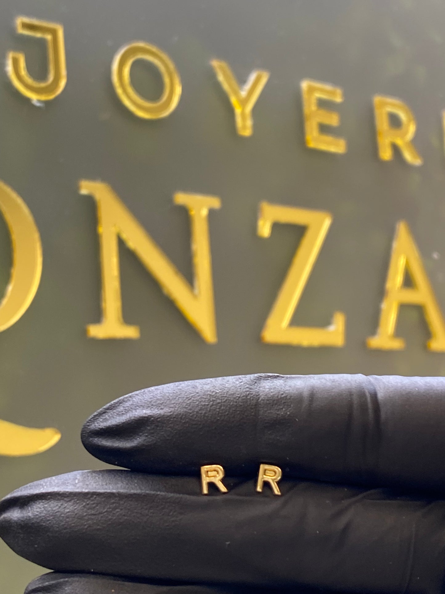 Broquel de oro 10k “R”