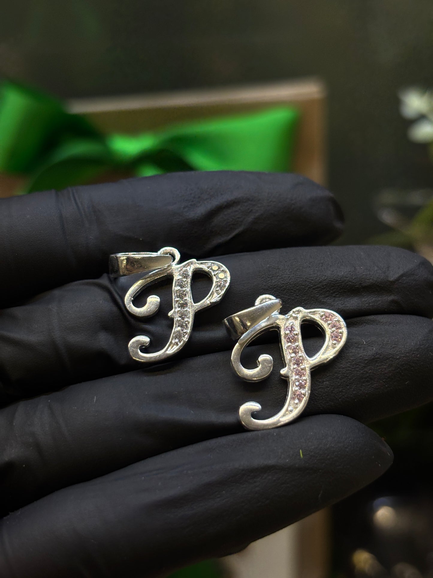Inicial P cursiva plata
