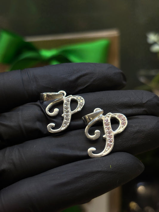 Inicial P cursiva plata