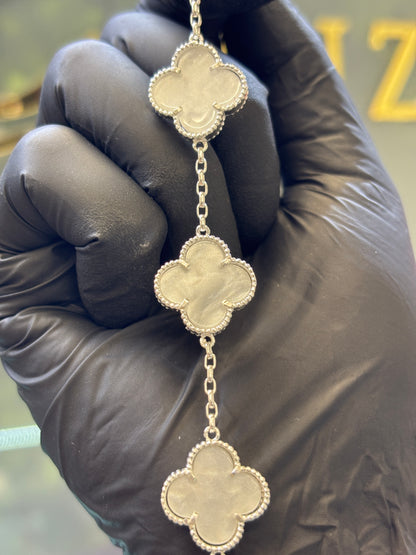 Pulsera plata trébol