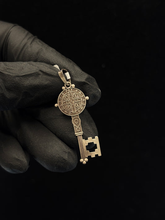 Llave san Benito plata pavonada
